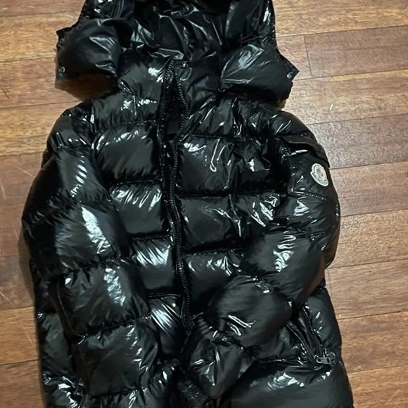 Moncler Men's Puffer Jacket in Black: Sleek Insulation Meets High Fashion